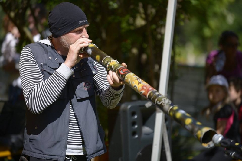 Ospite con didgeridoo
